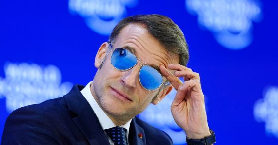 Macron si nechce dať dole slnečné okuliare: Ľudia hovoria, že ho zbila manželka. Takýto je dôvod