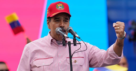 Venezuelský prezident Maduro sa v USA postaví pred súd, tvrdí americký senátor. Rusko odsúdilo vojenskú akciu