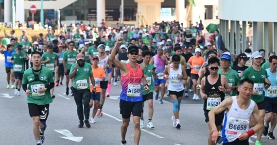 Muž bežal maratón s bábätkom pripútaným na svojej hrudi: Pretek nedokončil, na krku má obvinenie z týrania