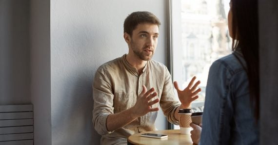Skúsený právnik odhalil 5 bežných fráz, ktoré ľudia používajú, keď klamú. Možno ich hovoríte aj vy