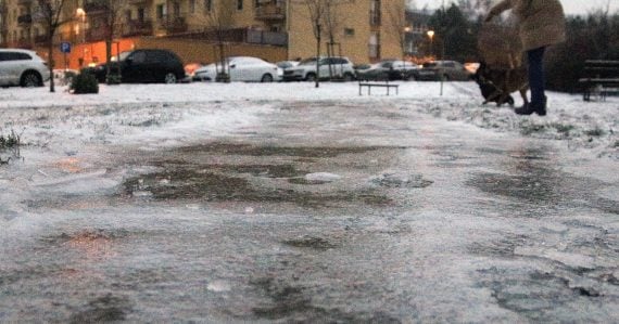Pripravte si korčule: Cesty a chodníky sa opäť zmenia na klzisko, poľadovica však nie je jediný problém