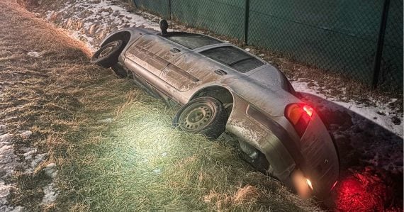 Policajtom sa skryla pod matracom: Opitá tínedžerka havarovala po jazde bez vodičáku, po nehode ušla pešo domov