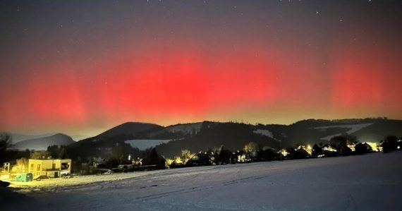 Kto včera nestihol, polárnu žiaru možno uvidí dnes. Šance tu sú, treba sa ale dobre pripraviť