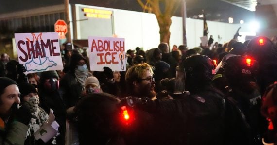 Situácia v USA sa naďalej vyhrocuje: Federálni agenti podľa polície postrelili ďalších ľudí