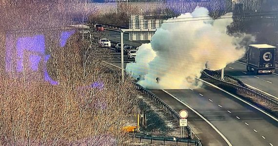 Požiar auta skomplikoval dopravu na D1: Premávka je obmedzená, na úseku rátajte so zdržaním