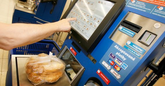 Neplatia ma, aby som si blokovala tovar: Slováci prezradili, prečo ich hnevajú samoobslužné pokladnice