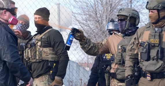 Pentagón v pohotovosti: Tisíce vojakov pripravených, agenti vraj okupujú mesto. Situácia v USA eskaluje