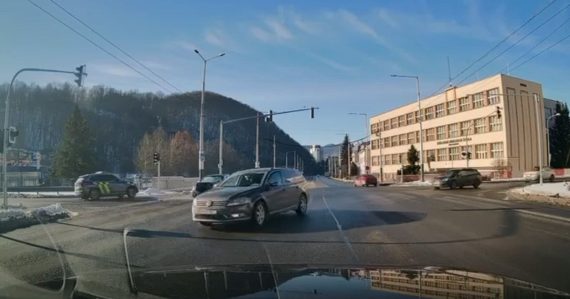 Jazda pod vplyvom drog sa jej nevyplatila: Vodička narazila do policajného auta priamo na križovatke
