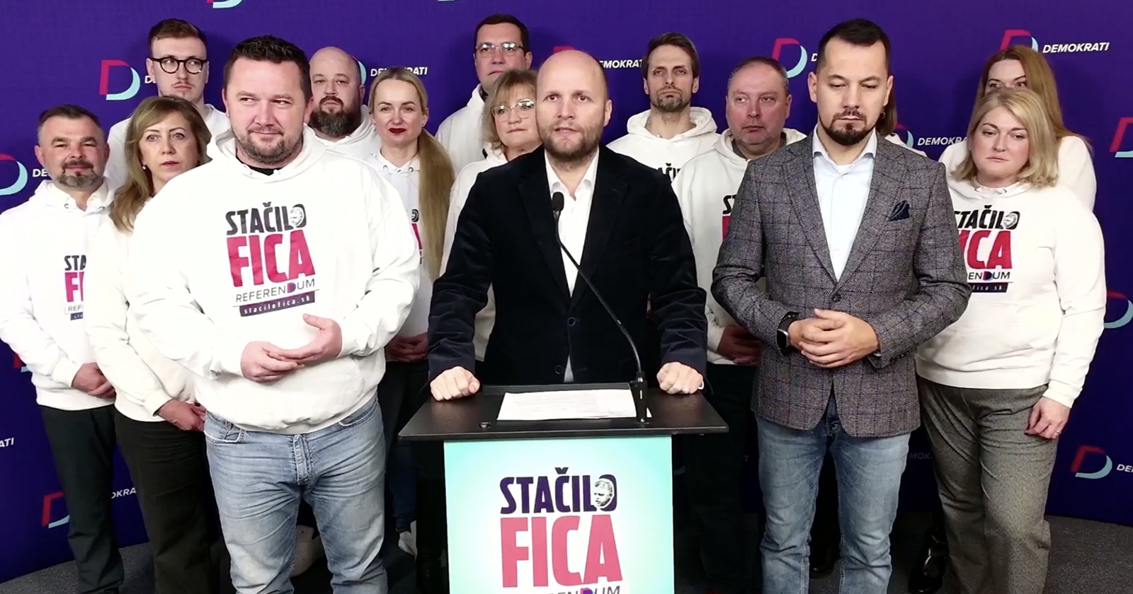 Mimoparlamentní Demokrati počas tlačovej konferencie