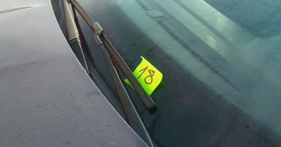 autá s číslom na kapote