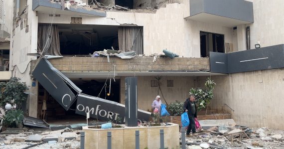Boje na Blízkom východe sa rozširujú: Útoky v Libanone majú ďalšie obete. Irán tvrdí, že ovláda Hormuzský prieliv