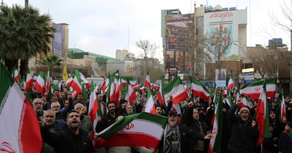 Časť Iráncov želá „smrť Amerike“. Irán sa vyhráža, že Izrael a USA ponesú následky