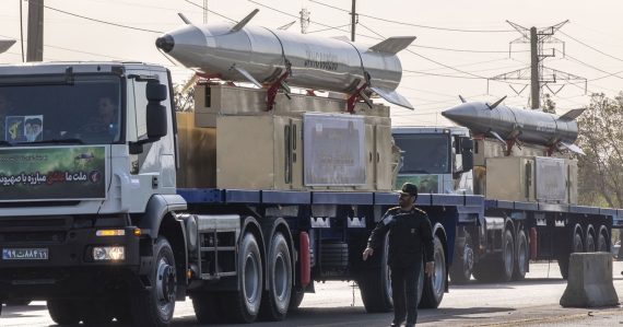 Irán predstavil svoju novú superzbraň: Balistická raketa Khyber má zvláštnu schopnosť a obrovský dolet