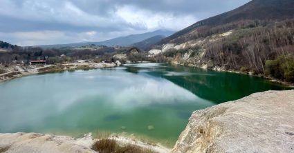 Tyrkysová voda a piesočnaté pláže. Navštívili sme slovenské jazero, prirovnávajú ho k chorvátskym Plitviciam