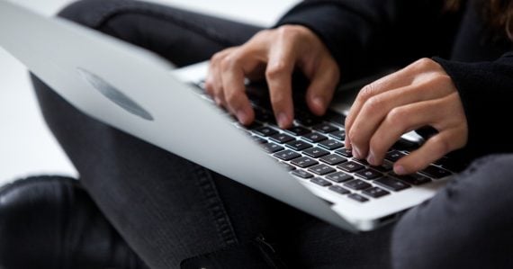 Človek používajúci notebook
