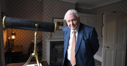 Pomenovali po ňom dinosaura, v TV ho nechceli pre veľké zuby. David Attenborough oslavuje 100 rokov