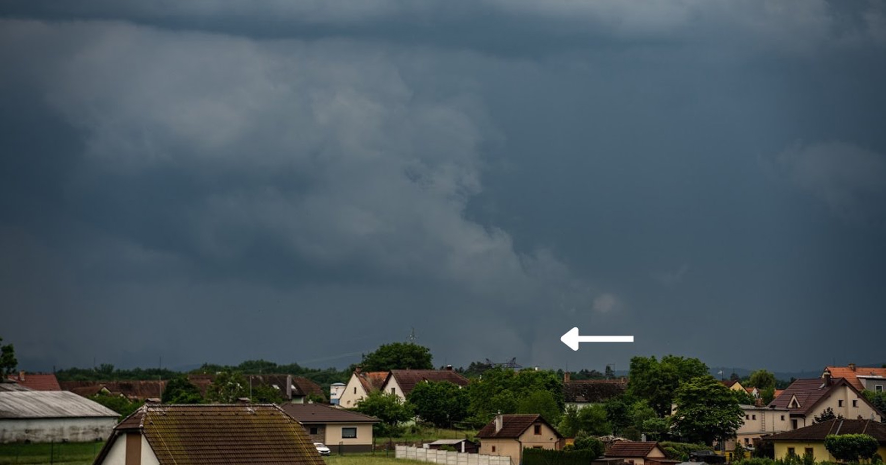 Záber na možné tornádo, ktoré sa prehnalo čeakom