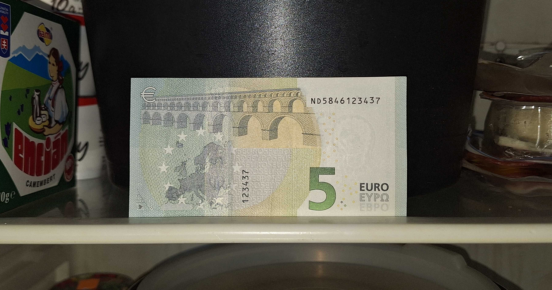 5-eurová bankovka v chladničke