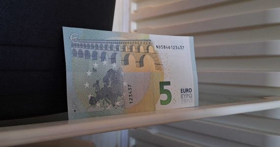5-eurová bankovka v chladničke