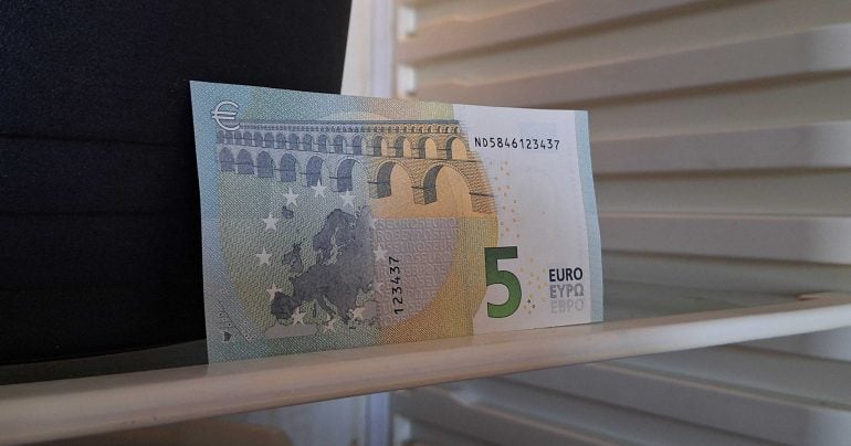 5-eurová bankovka v chladničke