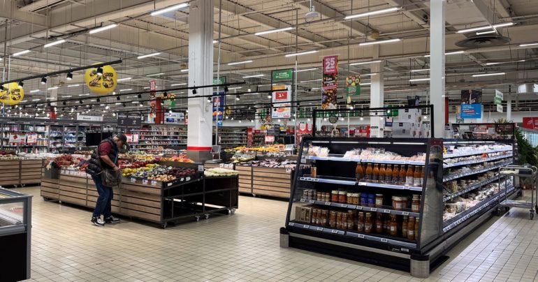Interiér hypermarketu Auchan