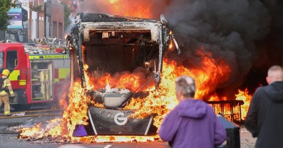 Záber na horiaci autobus počas nepokojov v Belfaste