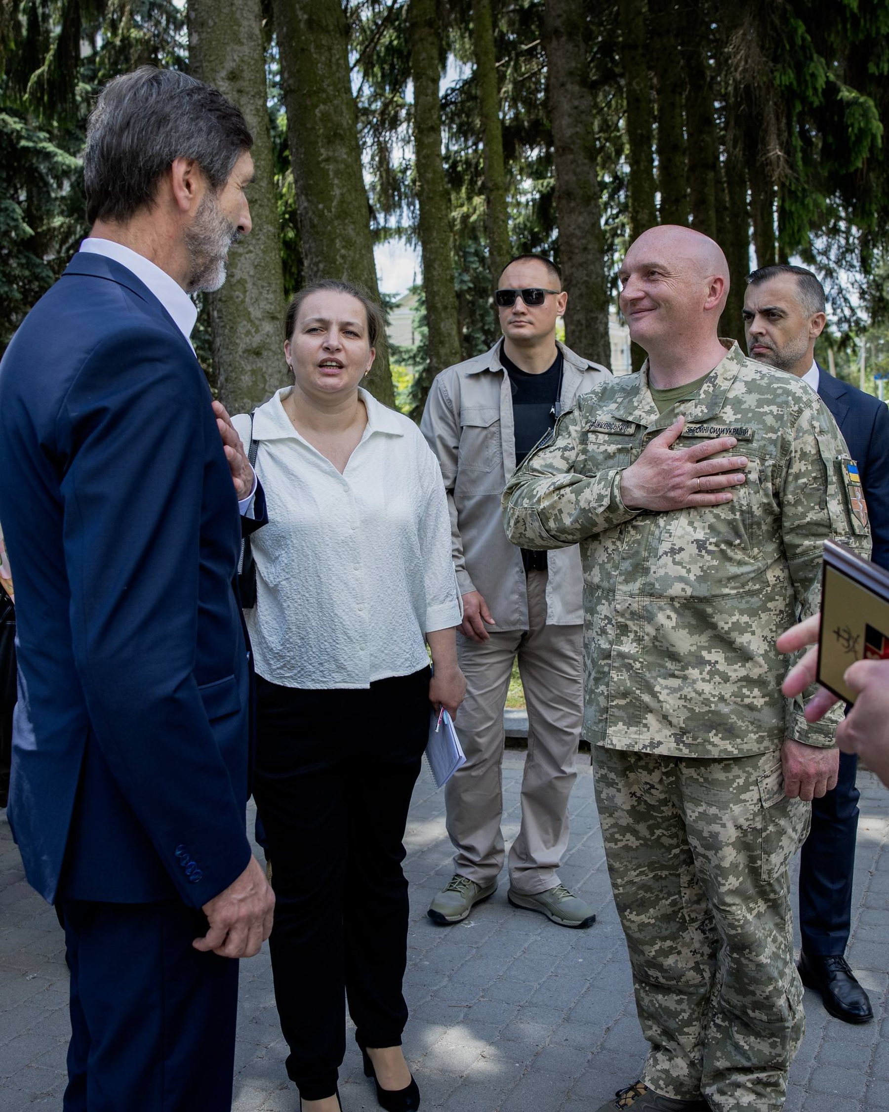 Juraj Bôanár počas odovzdávania humanitárnej pomoci na Ukrajine