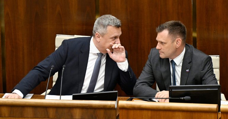 Predseda SNS Andrej Danko a minister životného prostredia Tomáš Taraba