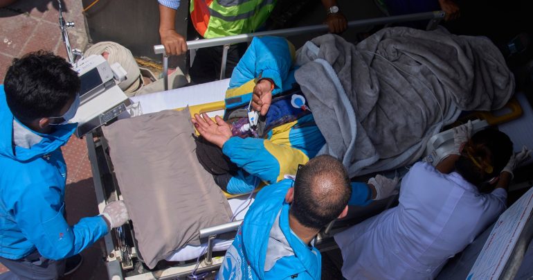 Zdravotníci prevážajú horolezeckého sprievodcu Dawu Šerpu, ktorý bol niekoľko dní nezvestný v oblasti Mount Everestu, na ošetrenie po jeho príchode do nemocnice HAMS v Káthmandu v Nepále vo štvrtok 4. júna 2026.