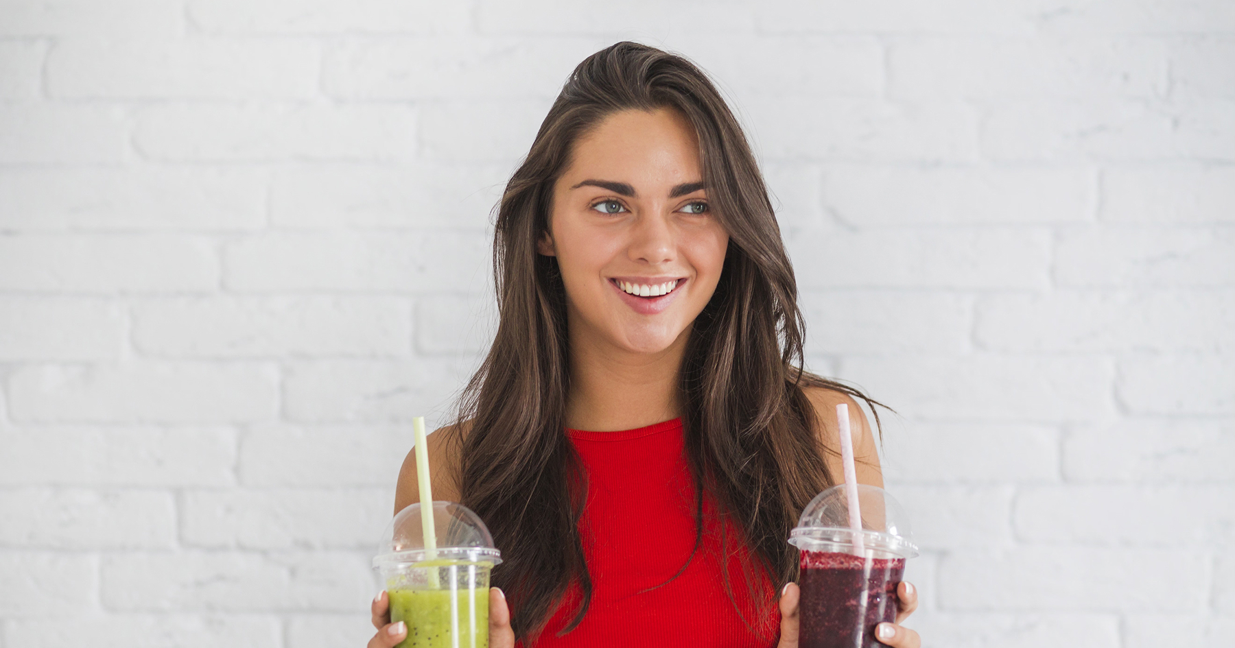 Dievča drží smoothies