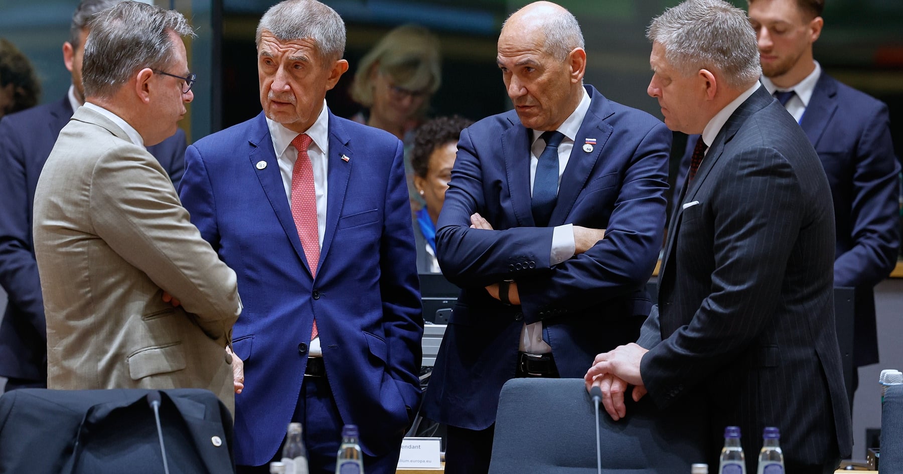 Robert Fico, Janez Jansa, Andrej Babiš a Bart De Wever počas samitu