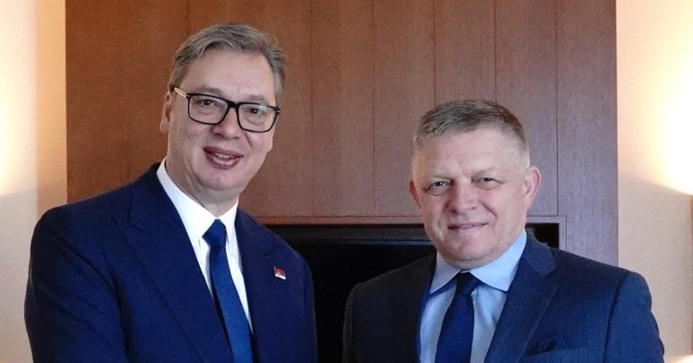 Predseda vlády SR Robert Fico počas stretnutia so srbským prezidentom Aleksandrom Vučičom.
