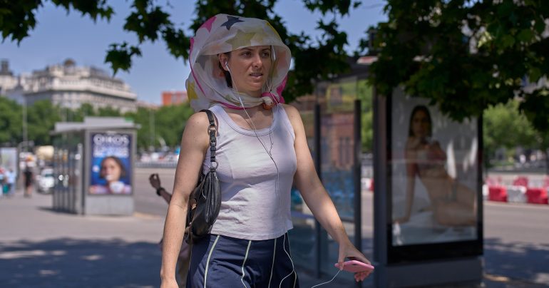Žena chrániaca si hlavu pred horúčavami