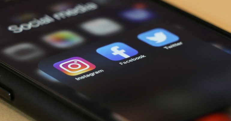 Aplikácie Instagram, Facebook a Twitter, X