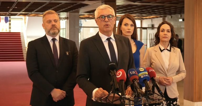Tlačová beseda opozícia