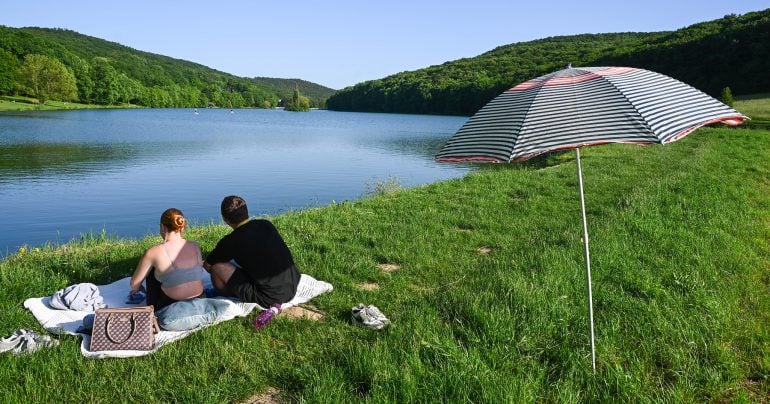 Pár si užíva slnečné počasie pri vode