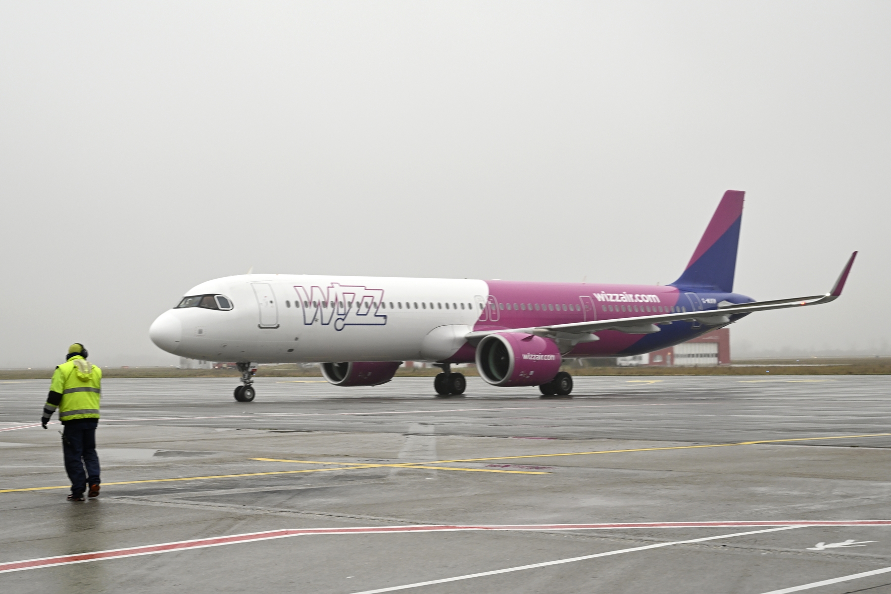 Lietadlo soločnosti Wizz Air na letisku v Bratislave