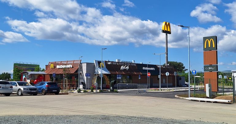 Exteriér nového McDonald’s v Novej Polhore