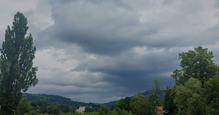 Búrkové mraky nad slovenským mestom.