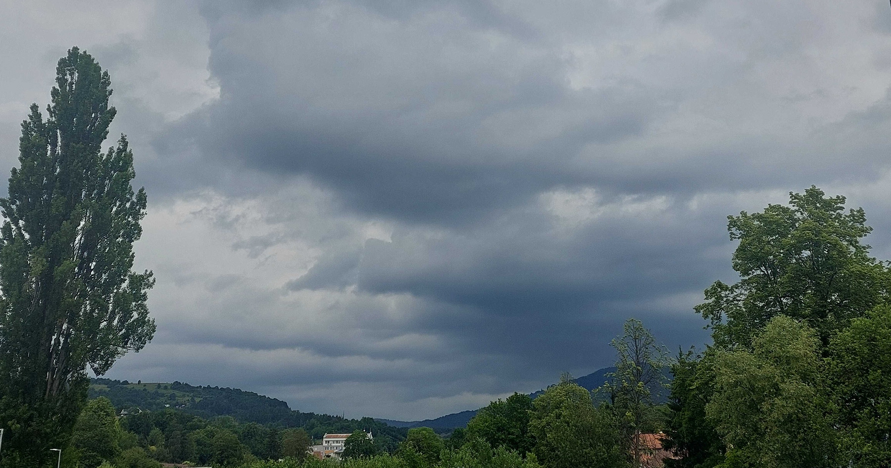 Búrkové mraky nad slovenským mestom