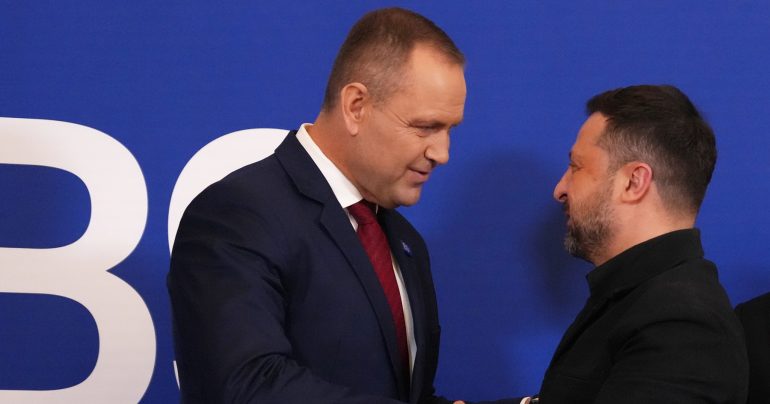 Ukrajinský prezident Volodymyr Zelenskyj si podáva ruku s poľským prezidentom Karolom Nawrockým
