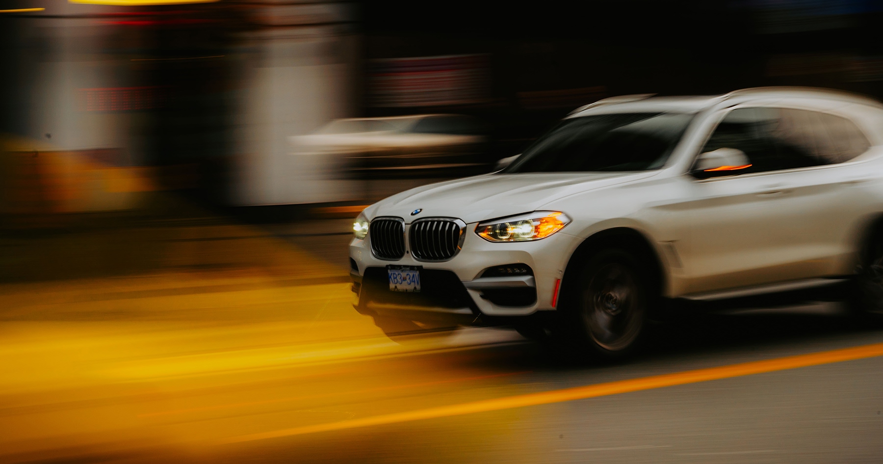 BMW prekračuje povolenú rýchlosť