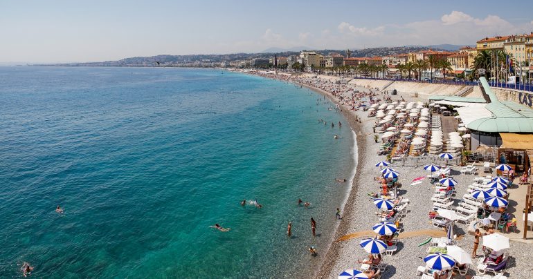 Pláž vo francúzskom letovisku Nice