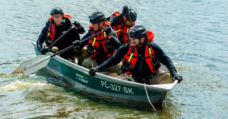 Záber na policajný čln pri pátraní