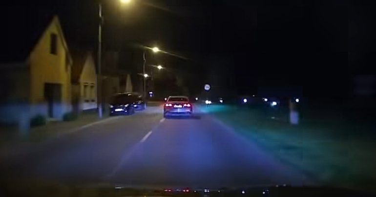 Polícia prenasleduje podozrivé vozidlo