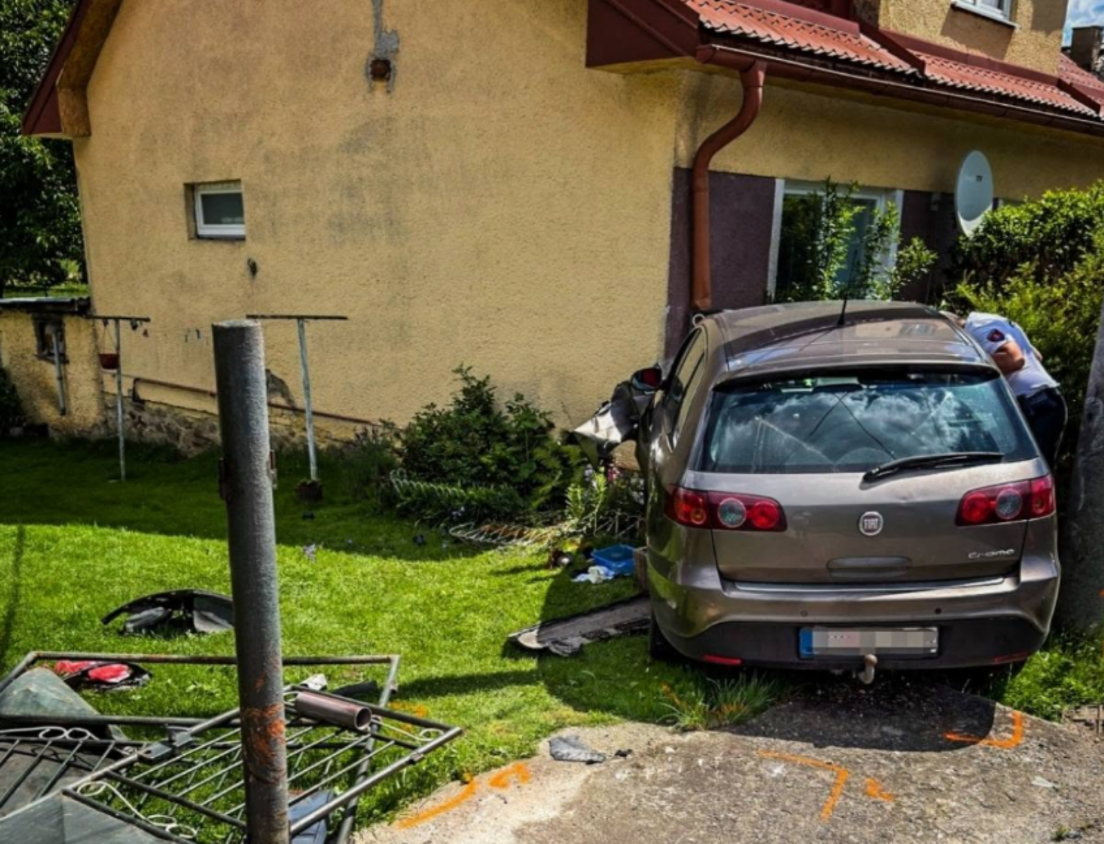 Auto vrazilo do domu
