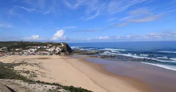 Pláž Praia do monte Clérigo v Portugalsku