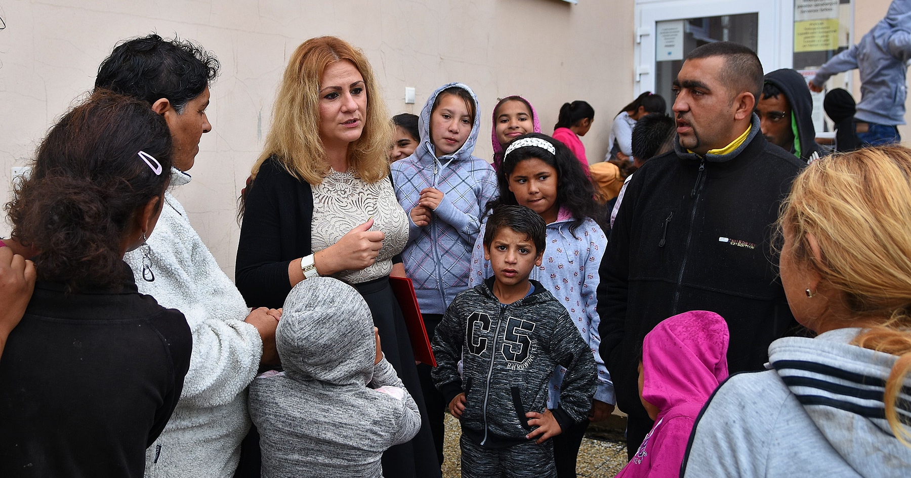 Riaditeľka Základnej školy s Materskou školou v Rakúsoch Lucia Brutovská a žiaci