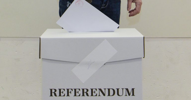 Hlasovacia urna s hlasovacím lístkom v referende z roku 2023
