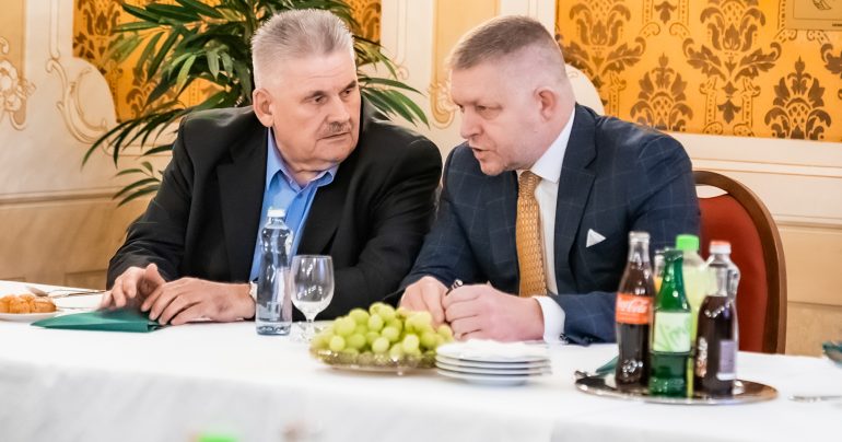 Poslanec parlamentu za Smer - sociálna demokracia Ján Richter a premiéer SR Robert Fico